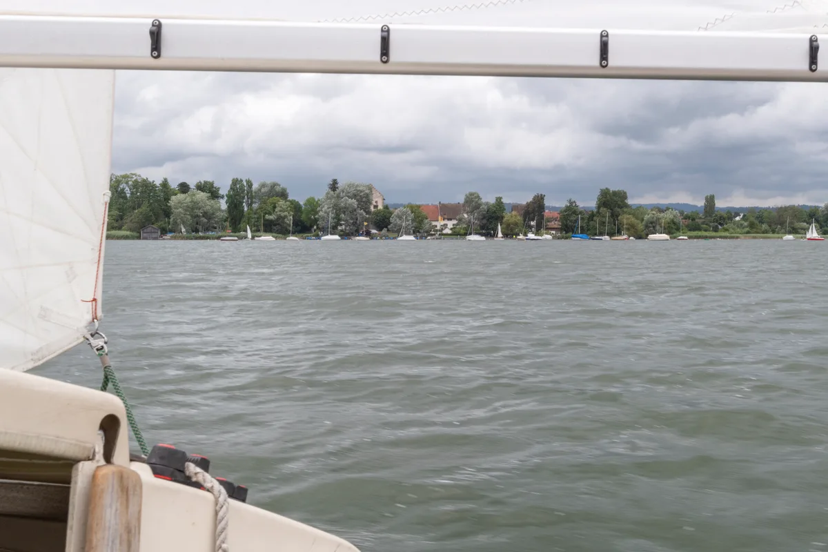 Ein Segel in Aktion auf einem See.